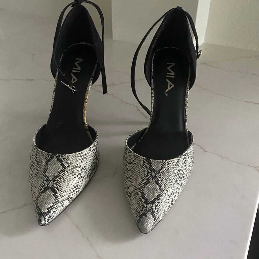 Black/White    3 1/2” heel